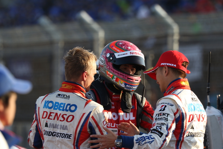 決勝レース: 平手晃平とヘイッキ・コバライネンを祝福する松田次生