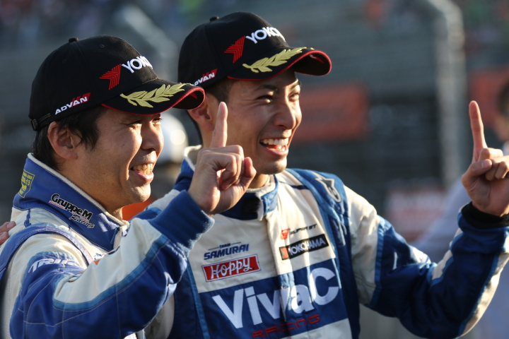 決勝レース: GT300クラスで優勝しチャンピオンを決めた土屋武士と松井孝允（VivaC team TSUCHIYA）