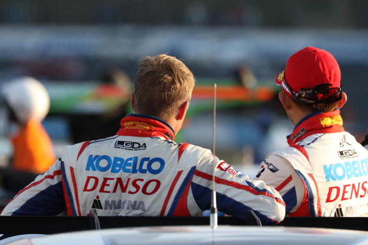 決勝レース: 優勝したヘイッキ・コバライネンと平手晃平（LEXUS TEAM SARD）