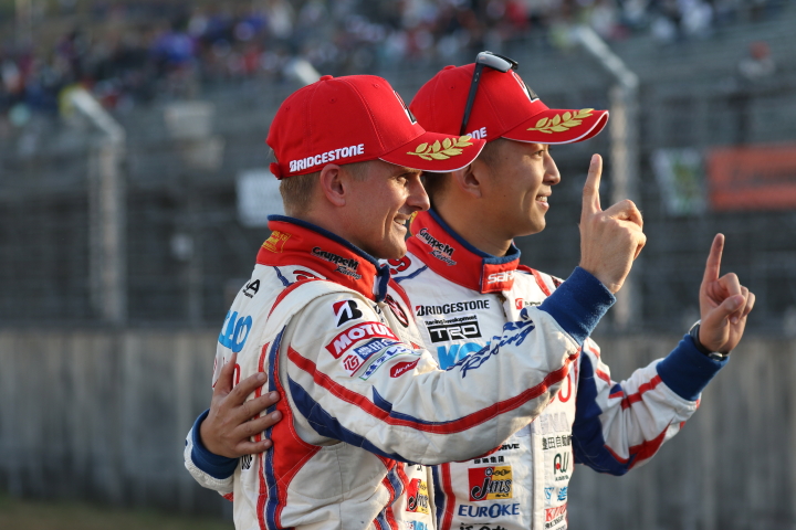 決勝レース: 優勝したヘイッキ・コバライネンと平手晃平（LEXUS TEAM SARD）