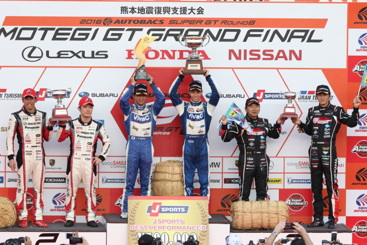 表彰式: GT300クラスのトップ3のドライバーたち