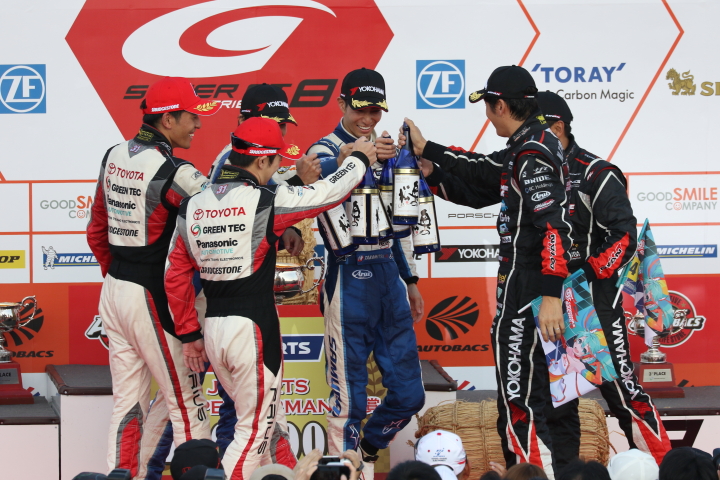 表彰式: 健闘をたたえあうGT300クラスのトップ3のドライバーたち