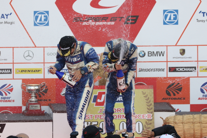 表彰式: GT300クラスのシャンパンファイト