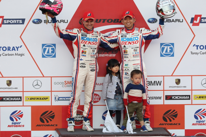 表彰式: GT500クラスで優勝してチャンピオンを獲得したヘイッキ・コバライネンと平手晃平（LEXUS TEAM SARD）