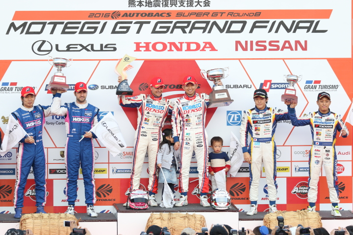 表彰式: GT500クラスのトップ3のドライバーたち