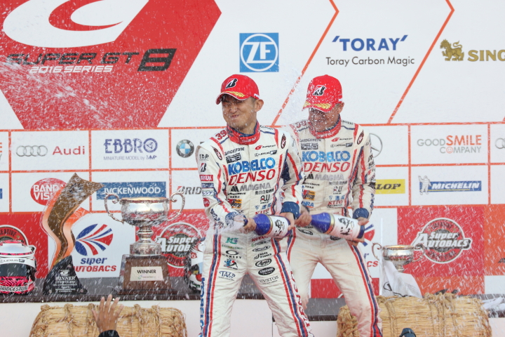 表彰式:  平手晃平とヘイッキ・コバライネンのシャンパンファイト