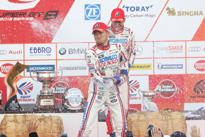 表彰式:  平手晃平とヘイッキ・コバライネンのシャンパンファイト