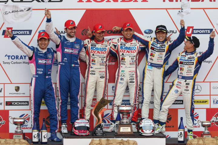 表彰式: GT500クラスのトップ3のドライバーたち