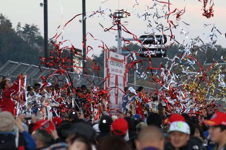 グランドフィナーレ: 全ドライバーが登壇して観客にあいさつ