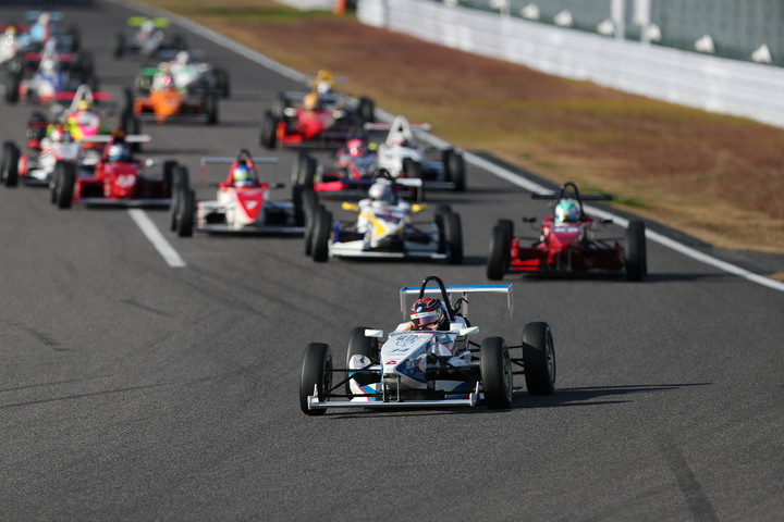 スタート直後の1コーナー。PPの浦田裕喜がトップ、2位には好スタートの八巻渉が予選5位から上がる