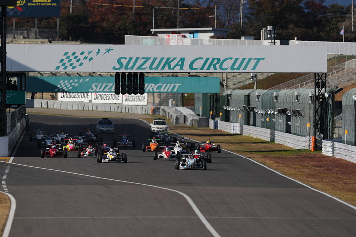 10周の決勝レースがスタートした