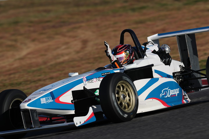 優勝して手を挙げる浦田裕喜（RISEONE-MYST KKSⅡ TODA）