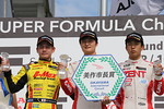 表彰式: 優勝・山下健太、2位・高星明誠、3位・坪井翔 f3-rd13-r-podium