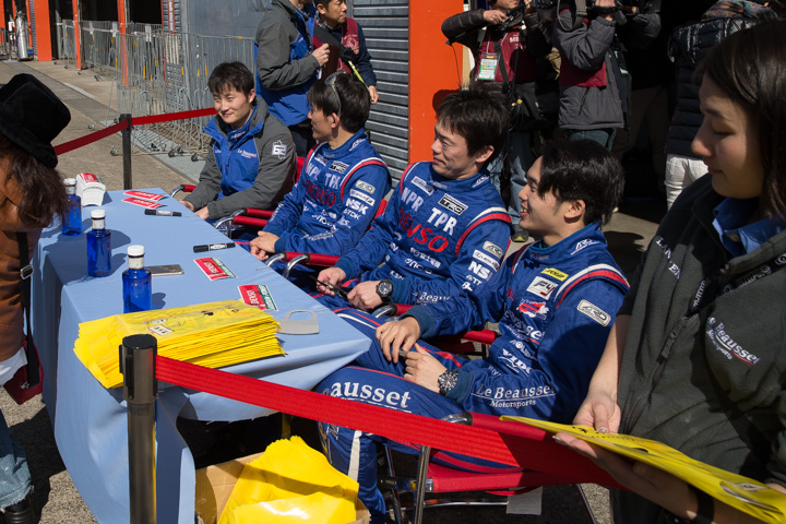 テストデー: オープンピットではファンサービスが行われた