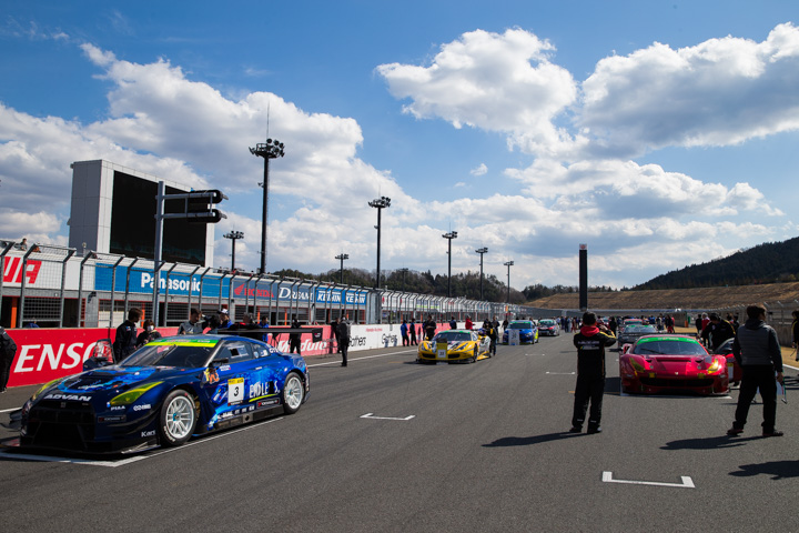 テストデー: グリッドに着いたスーパー耐久マシン