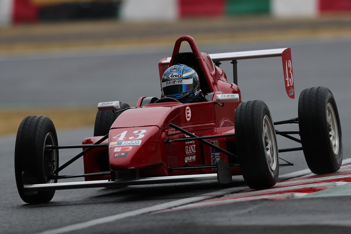 ポールポジションの鈴木智之（K&G C72ミッドランド10V）