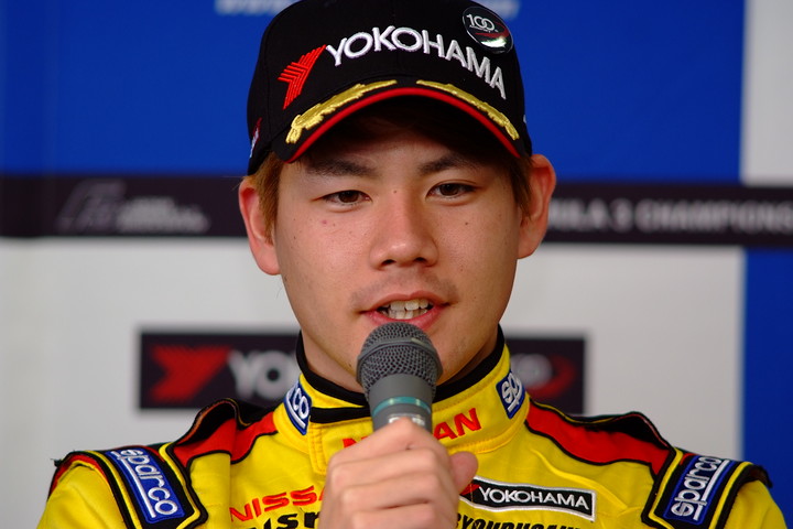 決勝記者会見: 優勝した高星明誠（B-MAX Racing Team with NDDP）