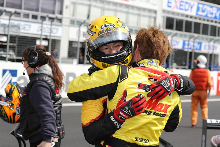 抱き合う各クラス優勝のDRAGONと高星明誠