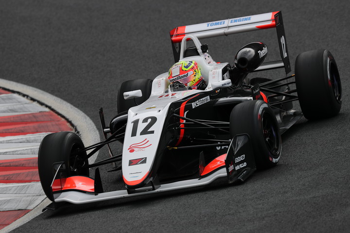 第1戦、第2戦ともポールポジションのアレックス・パロウ（THREEBOND）