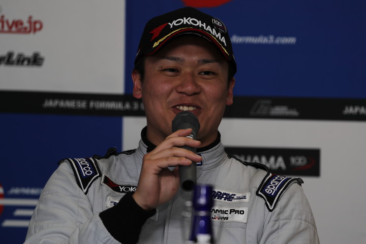 決勝記者会見: Nクラス2位の霜野誠友（シーエムエスモータースポーツプロジェクト）