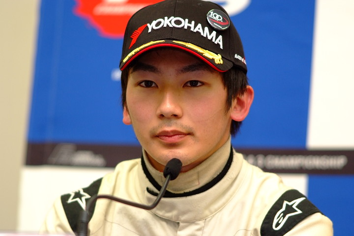 決勝記者会見: Nクラス3位の長谷川綾哉（ALBIREX RACING TEAM）