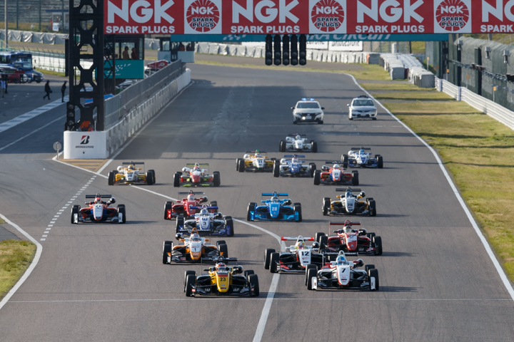 12周の決勝レースがスタートした