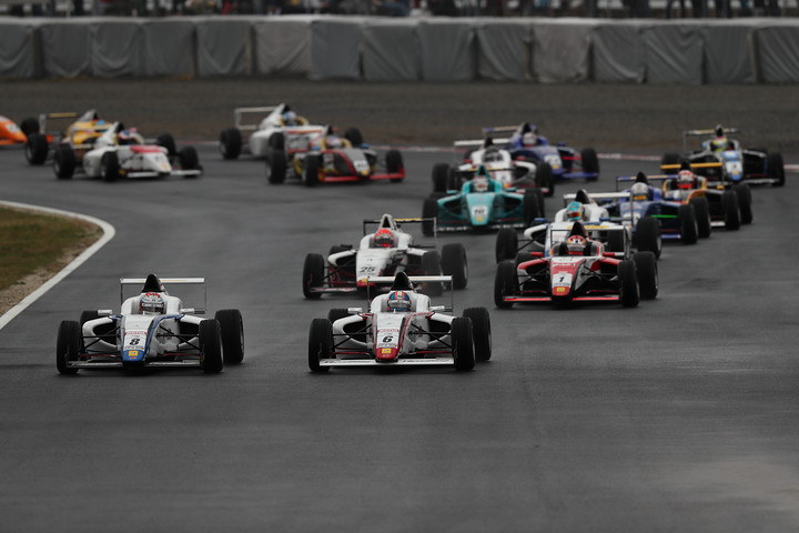 15周の決勝レースがスタートした