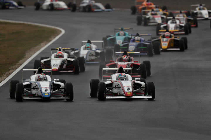 15周の決勝レースがスタートした