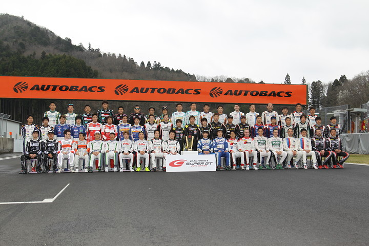 予選前に行われたGT300クラスドライバーの集合写真