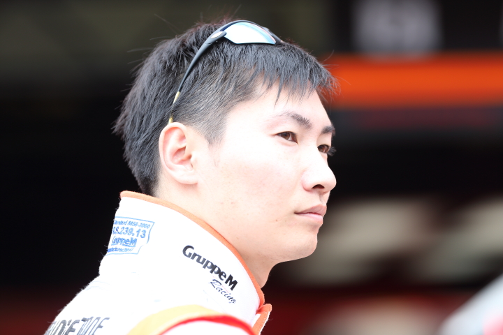 ピットウォーク: 小林崇志（AUTOBACS RACING TEAM AGURI）