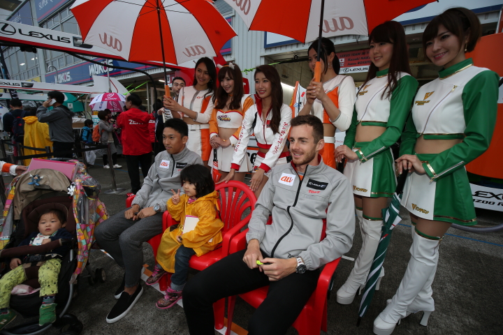 GTキッズウォーク: 中嶋一貴とジェームス・ロシター（LEXUS TEAM au TOM'S）