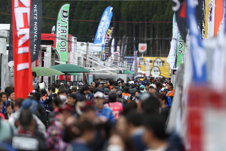 ピットウォーク: 大勢の観客でにぎわった