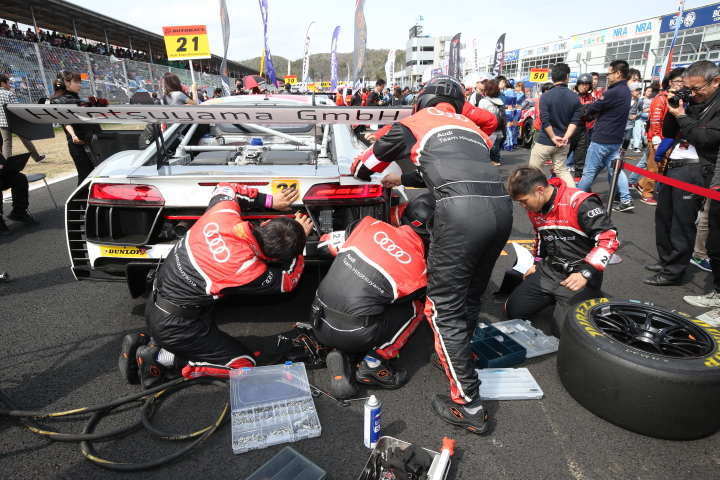 スタート進行: グリッド上で整備を行うAudi Team Hitotsuyama