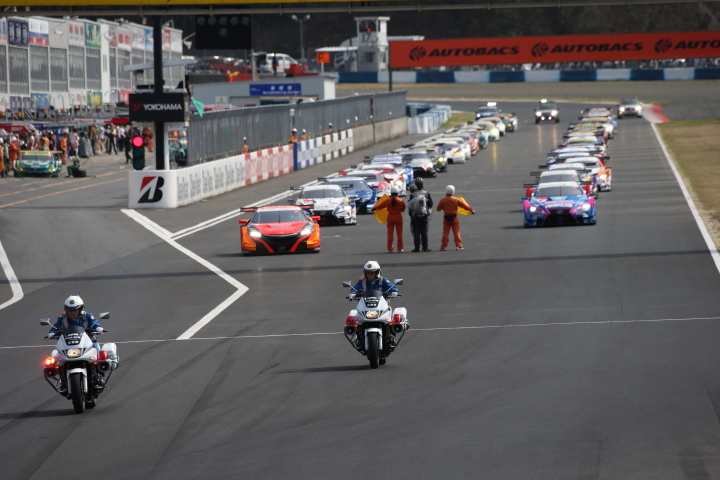 決勝レース: 白バイ先導でパレードラップがスタート