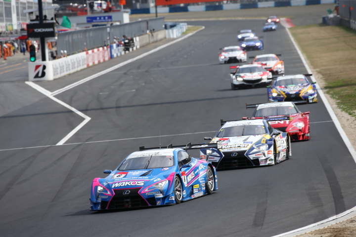 決勝レース: GT500クラスのスタートシーン