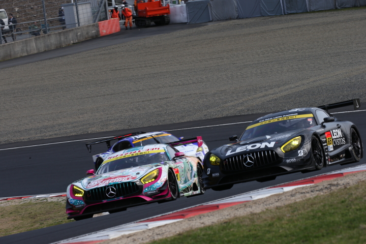 決勝レース: 片岡龍也（グッドスマイル初音ミクAMG） vs 黒澤治樹（LEON CVSTOS AMG）