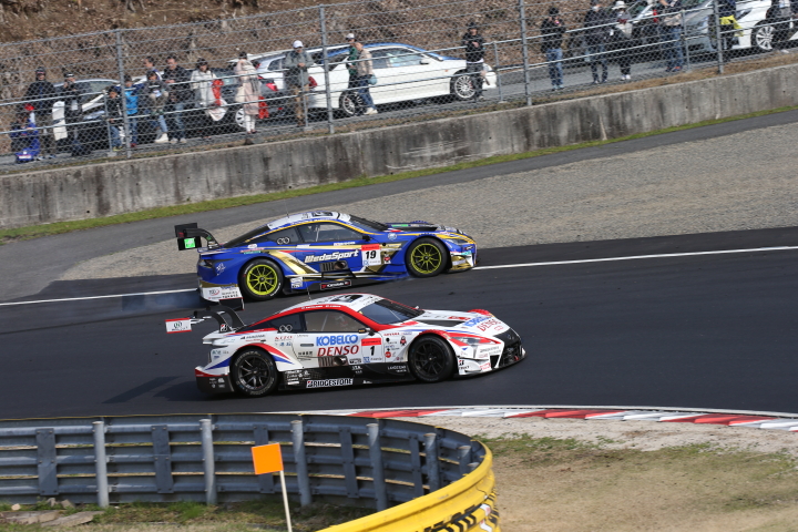決勝レース: 国本雄資（WedsSport ADVAN LC500） vs ヘイッキ・コバライネン（DENSO KOBELCO SARD LC500）