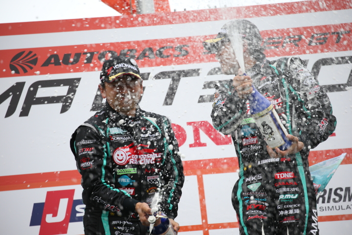表彰式: GT300クラス優勝の片岡龍也と谷口信輝（GOODSMILE RACING & TeamUKYO）