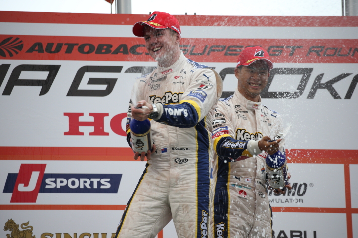 表彰式: GT500クラス優勝のニック・キャシディと平川亮（LEXUS TEAM KeePer TOM'S）