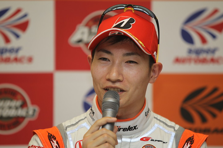 予選記者会見: GT500クラスポールポジションの小林崇志（AUTOBACS RACING TEAM AGURI）