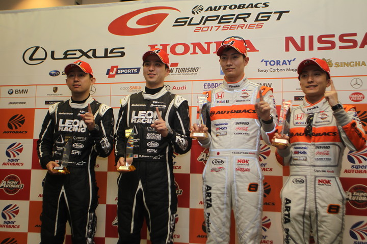 予選フォトセッション: 両クラスのポールシッター