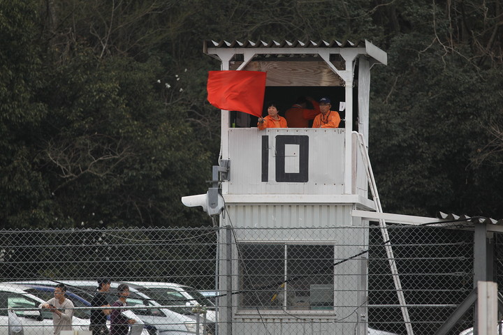 予選は両クラスで赤旗が出る波乱の展開となった