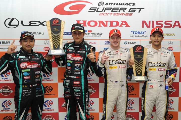 決勝フォトセッション: 両クラスで優勝したドライバーたち