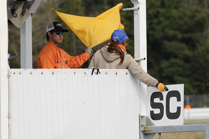 レースは何度もセーフティーカーが出動する荒れた展開となった
