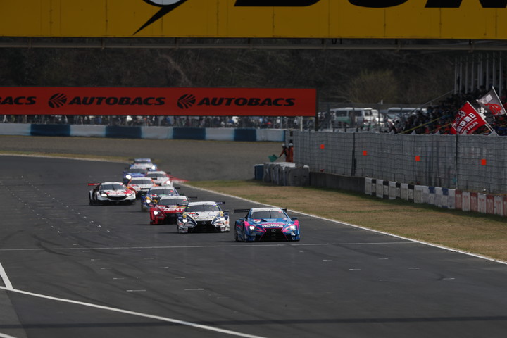 GT500クラスのスタートシーン