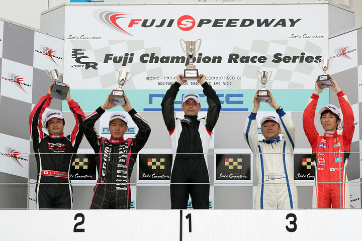 GT4/N1クラスの表彰式