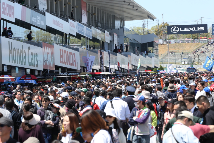 ピットウォーク: ピットロードは詰めかけたファンでぎっしり
