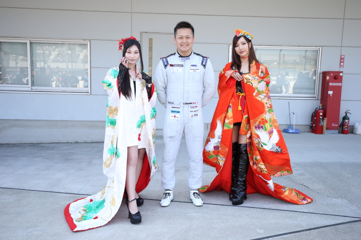 ピットウォーク: 併催のF3に出場している霜野誠友（シーエムエスモータースポーツプロジェクト）とレースクイーン