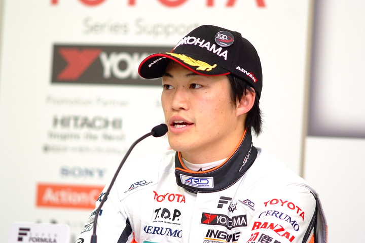 予選記者会見: 2位の国本雄資（P.MU/CERUMO · INGING）