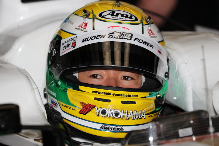 公式予選: コックピットで待機する山本尚貴（TEAM無限SF14）